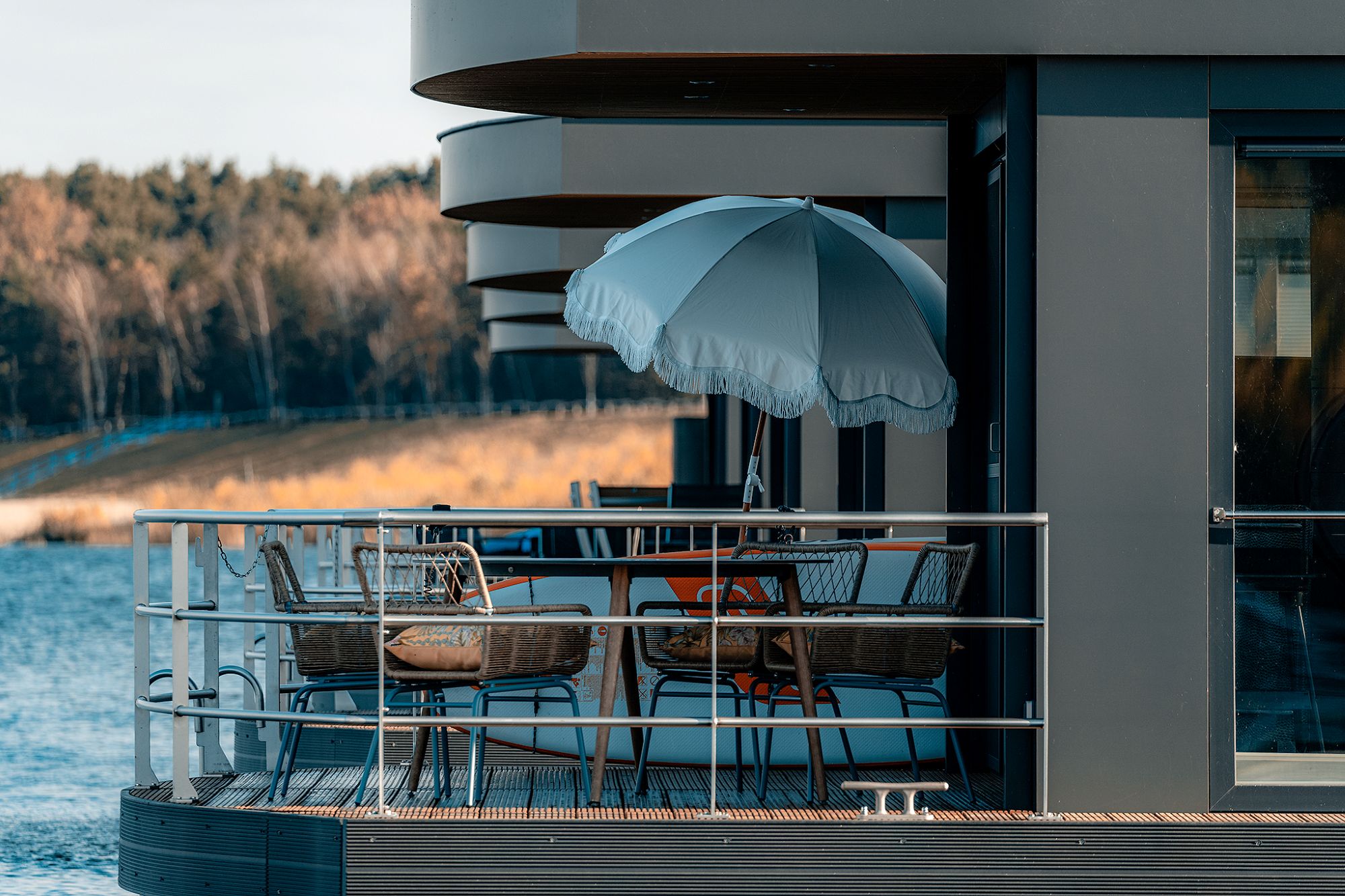 floating-house-baerwalder-see-außenansicht-terrasse-paradise-urlaub-de