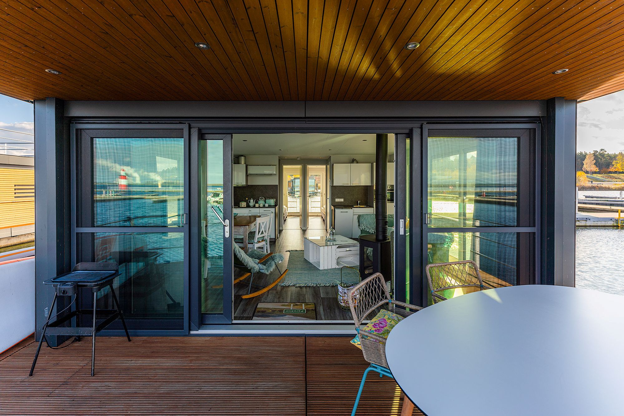 floating-house-baerwalder-see-blick-ins-haus-paradise-urlaub-de