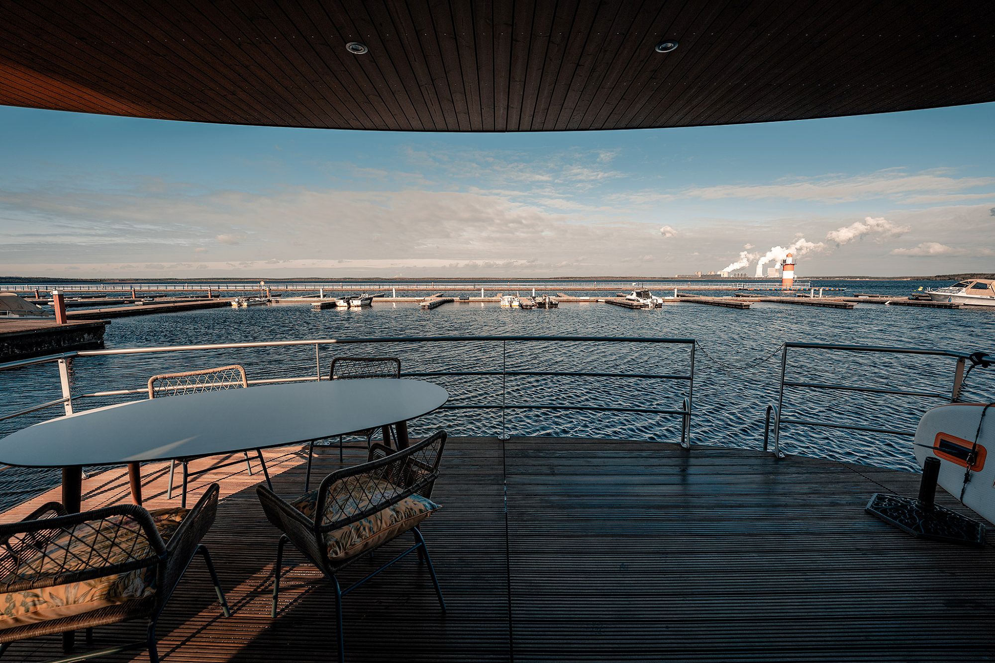 floating-house-baerwalder-see-dachterrasse-weitblick-paradise-urlaub-de