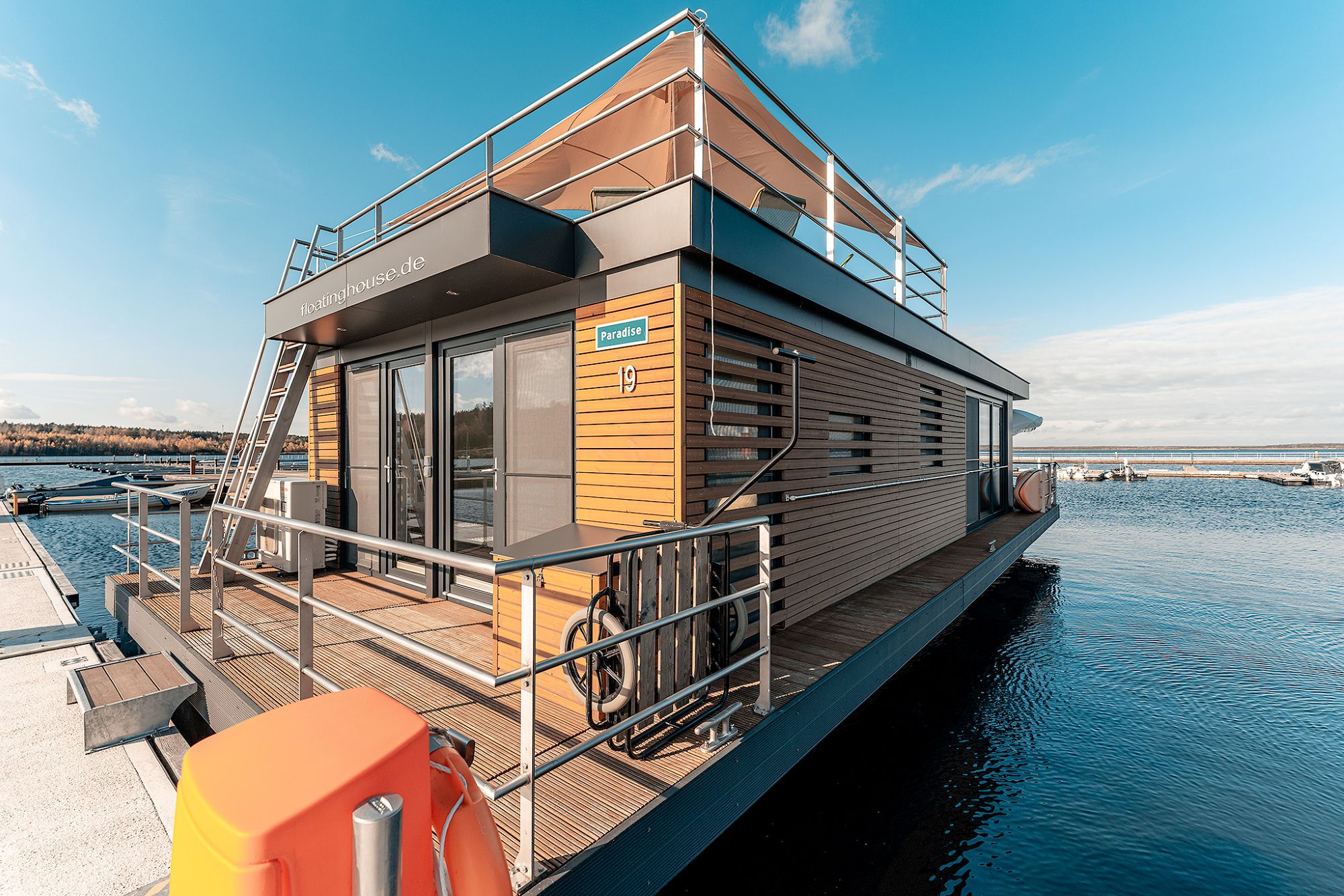 floating-house-baerwalder-see-steg-paradise-urlaub-de