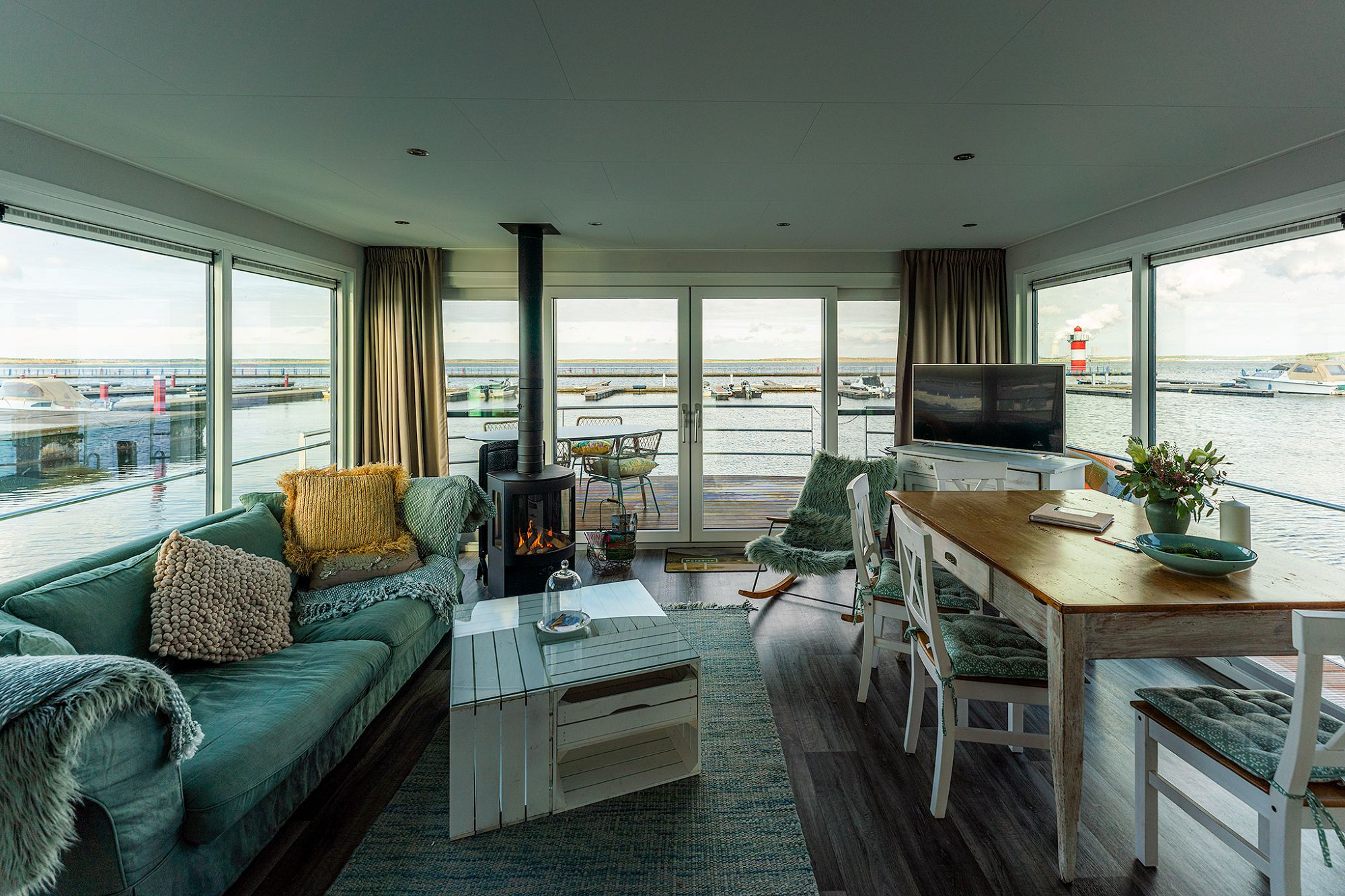 floating-house-baerwalder-see-wohnzimmer-ausblick-paradise-urlaub-de