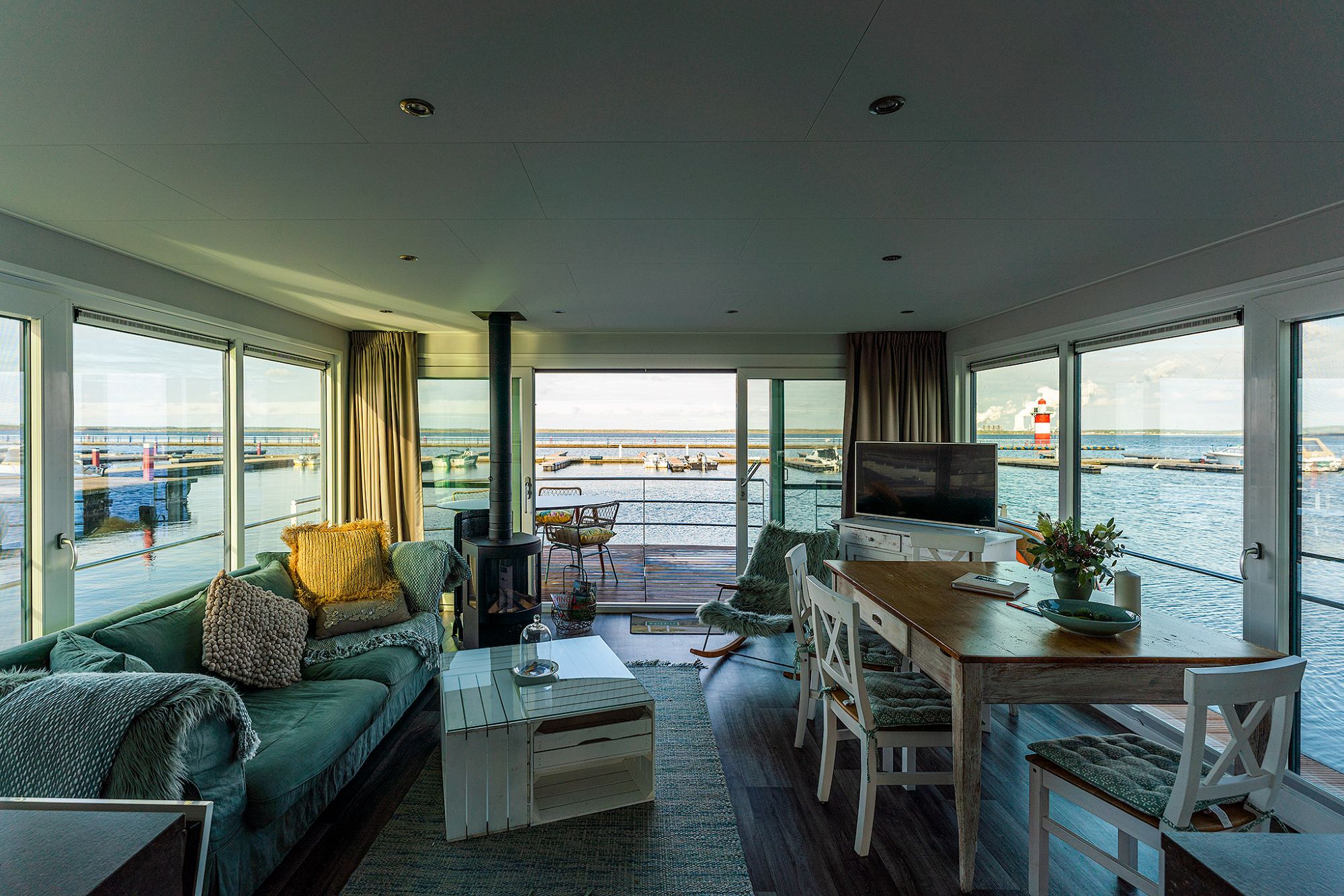 floating-house-baerwalder-see-wohnzimmer-terrasse-paradise-urlaub-de