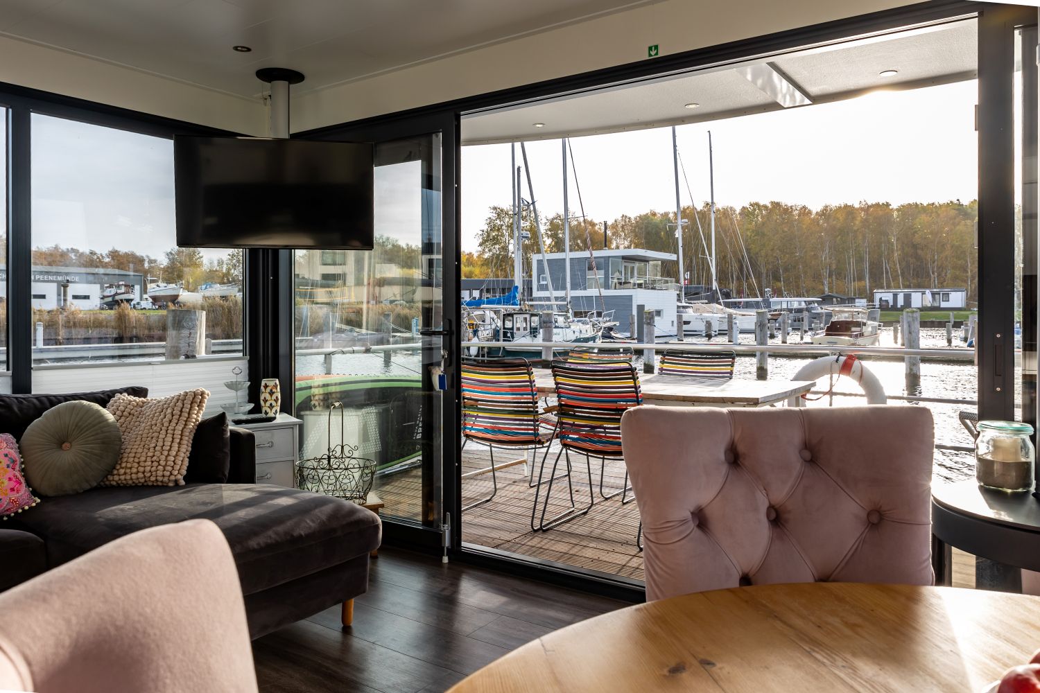 floating-house-peenemuende-wohnbereich-ausblick-terasse-paradise-urlaub-de
