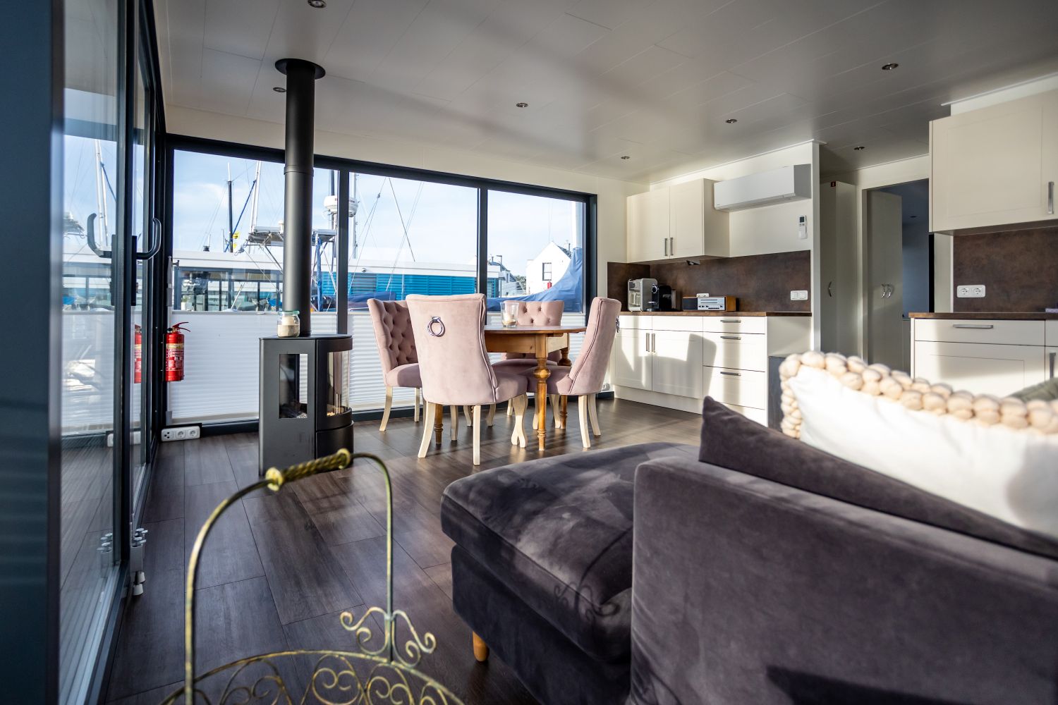 floating-house-peenemuende-wohnraum-2-paradise-urlaub-de
