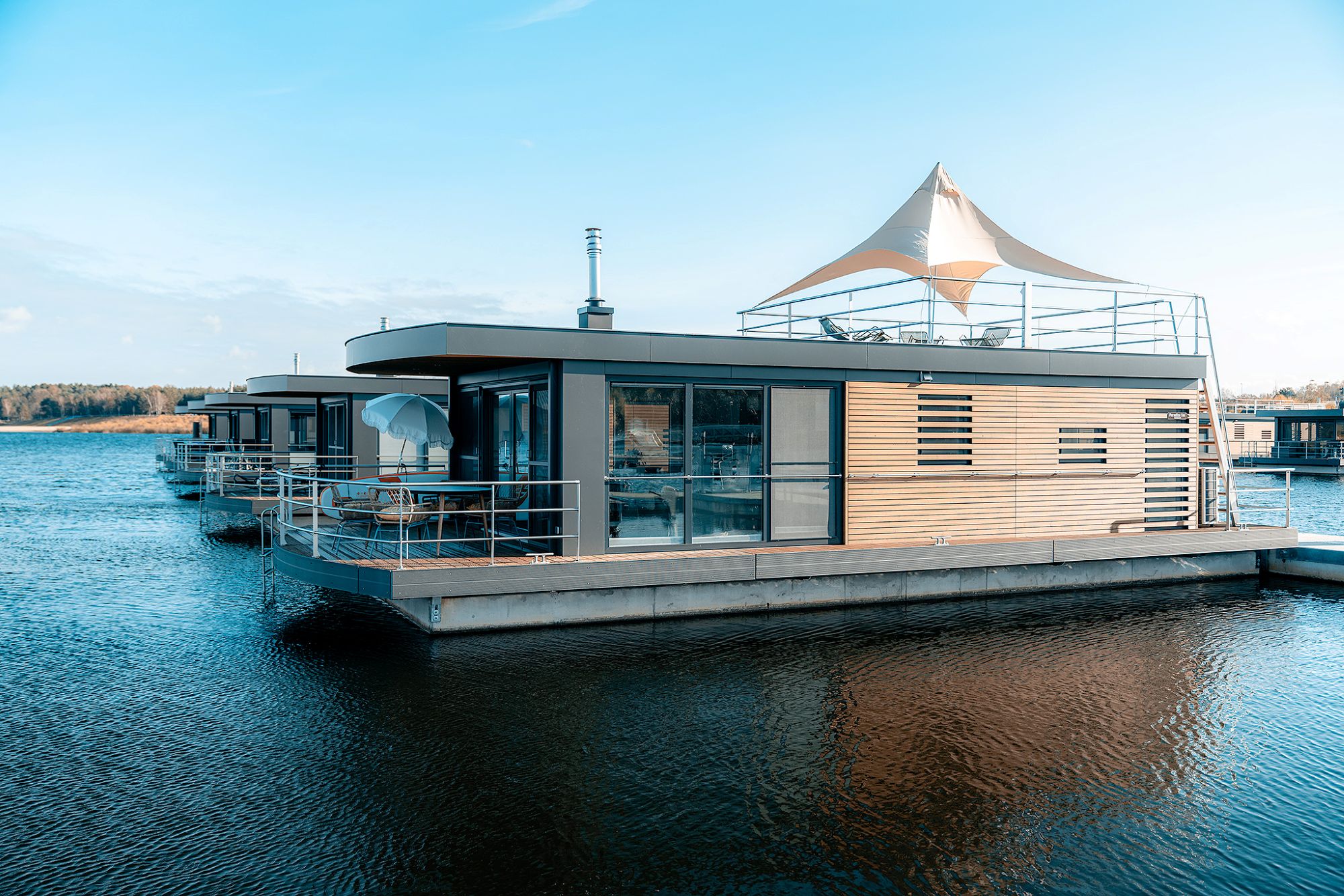 floating-house-startseite-paradise-urlaub-de besondere Ferienunterkünfte, das Floatinghouse Paradise LP19, mit Dachterrasse und Blick über den Bärwalder See