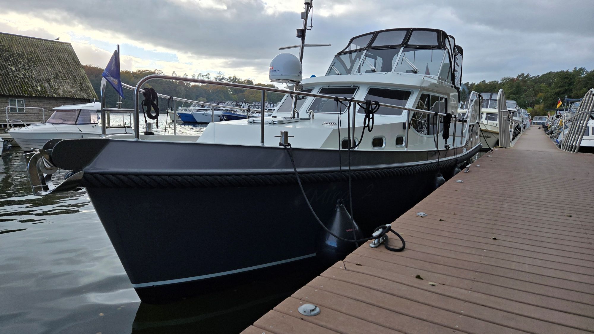 bootsurlaub-mira2-mecklenburgische-seenplatte-aussenansicht-paradise-urlaub-de