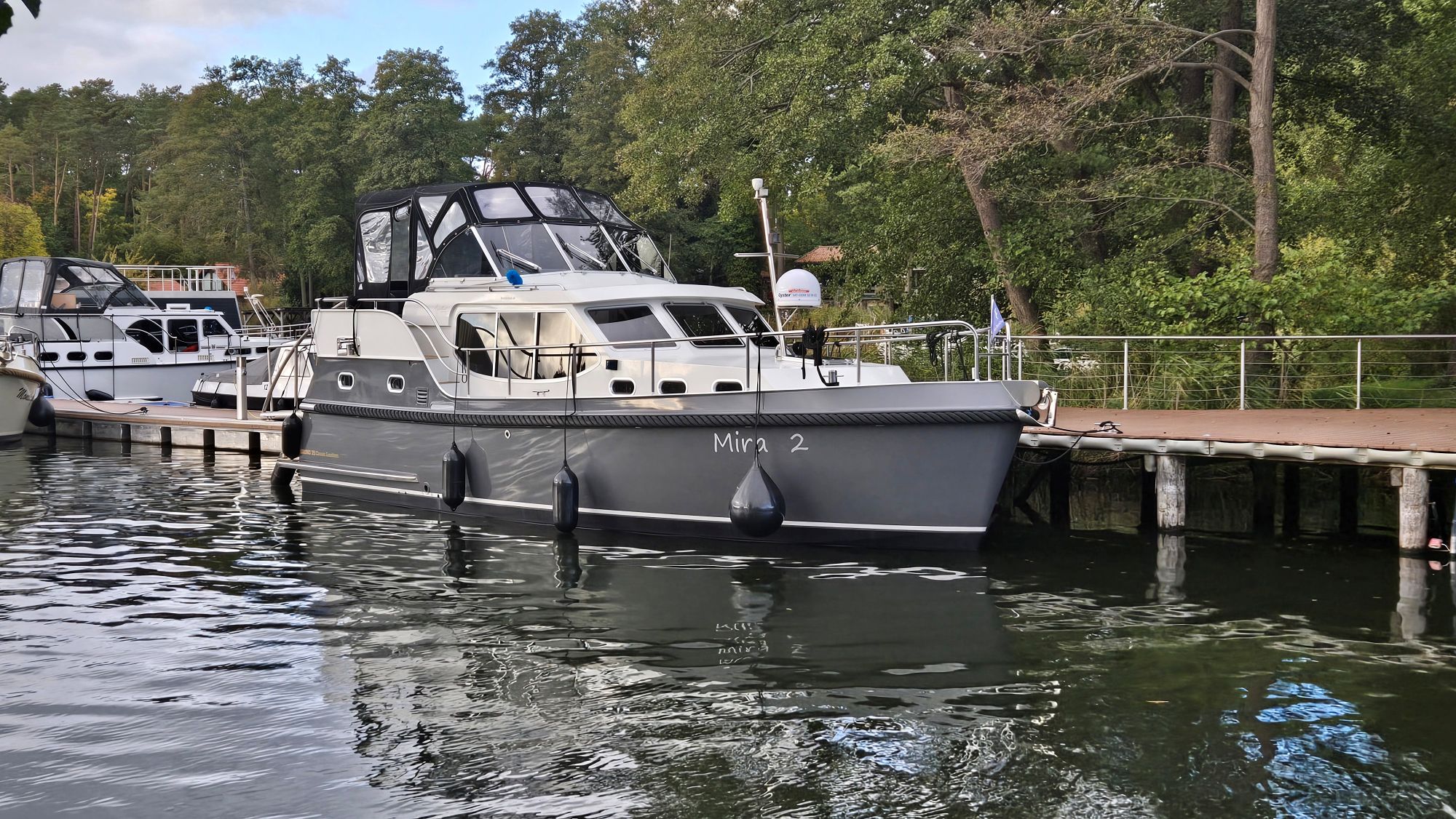 bootsurlaub-mira2-mecklenburgische-seenplatte-aussenansicht-steg-paradise-urlaub-de besondere Ferienunterkünfte, Boot Mira 2, Mecklenburgische Seenplatte